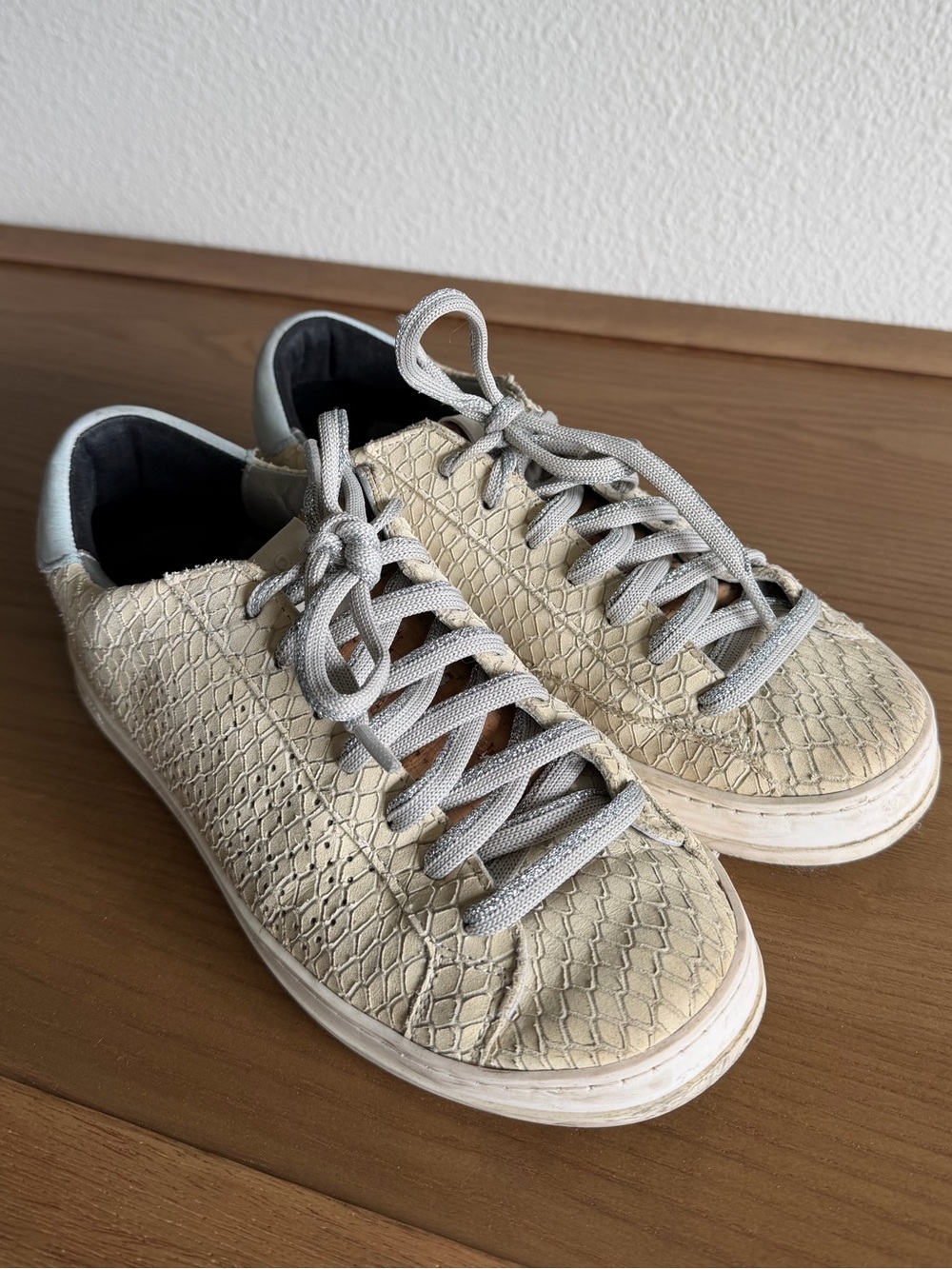 P448 John Women's Snake Textured Lace-Up Sneakers